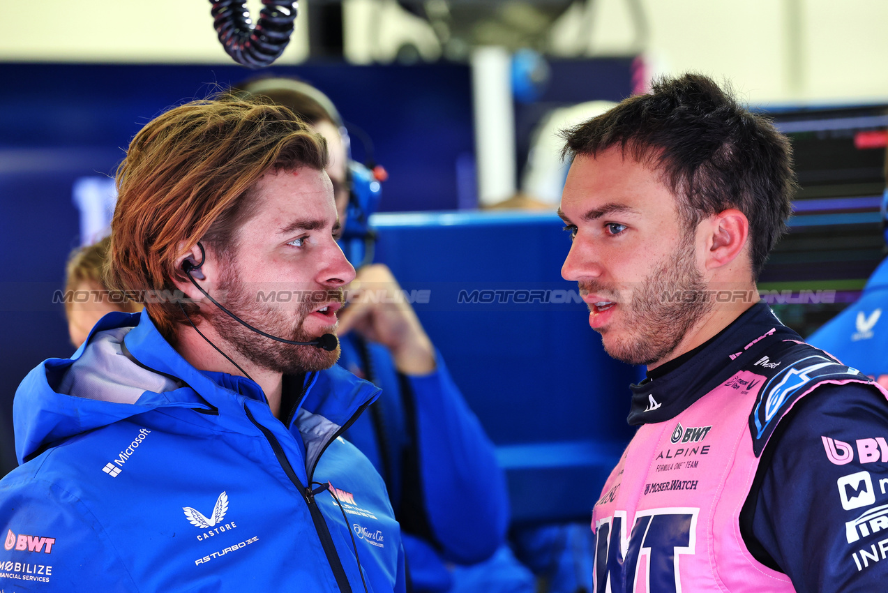 TEST BAHRAIN, Pierre Gasly (FRA) Alpine F1 Team (Right).

27.02.2025. Formula 1 Testing, Sakhir, Bahrain, Day Two.

- www.xpbimages.com, EMail: requests@xpbimages.com © Copyright: Charniaux / XPB Images