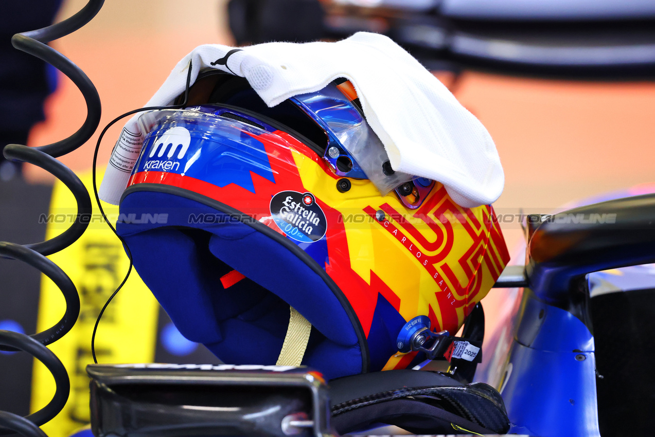 TEST BAHRAIN, The helmet of Carlos Sainz (ESP) Atlassian Williams Racing.

27.02.2025. Formula 1 Testing, Sakhir, Bahrain, Day Two.

- www.xpbimages.com, EMail: requests@xpbimages.com © Copyright: Charniaux / XPB Images