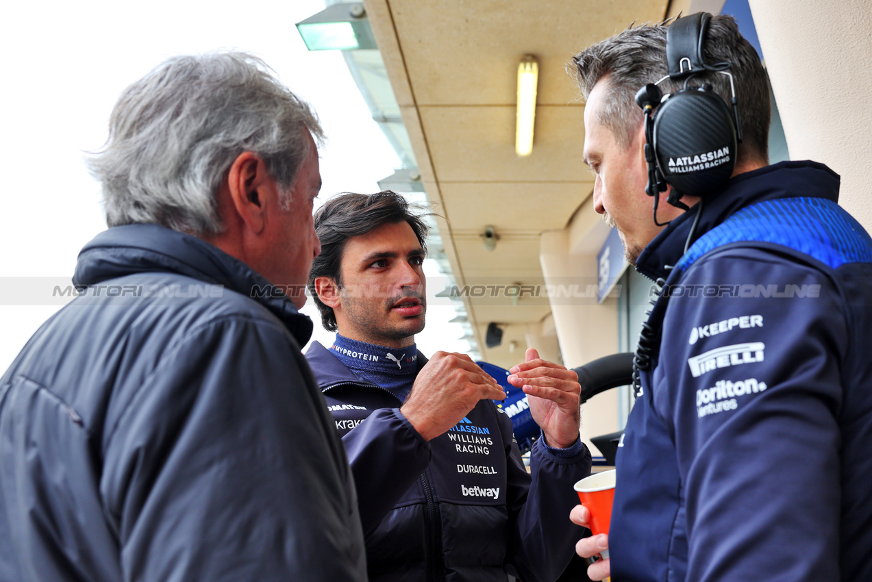 TEST BAHRAIN, (L to R): Carlos Sainz (ESP) with Carlos Sainz (ESP) Atlassian Williams Racing e Gaetan Jego (FRA) Atlassian Williams Racing Gara Engineer.

27.02.2025. Formula 1 Testing, Sakhir, Bahrain, Day Two.

- www.xpbimages.com, EMail: requests@xpbimages.com © Copyright: Batchelor / XPB Images