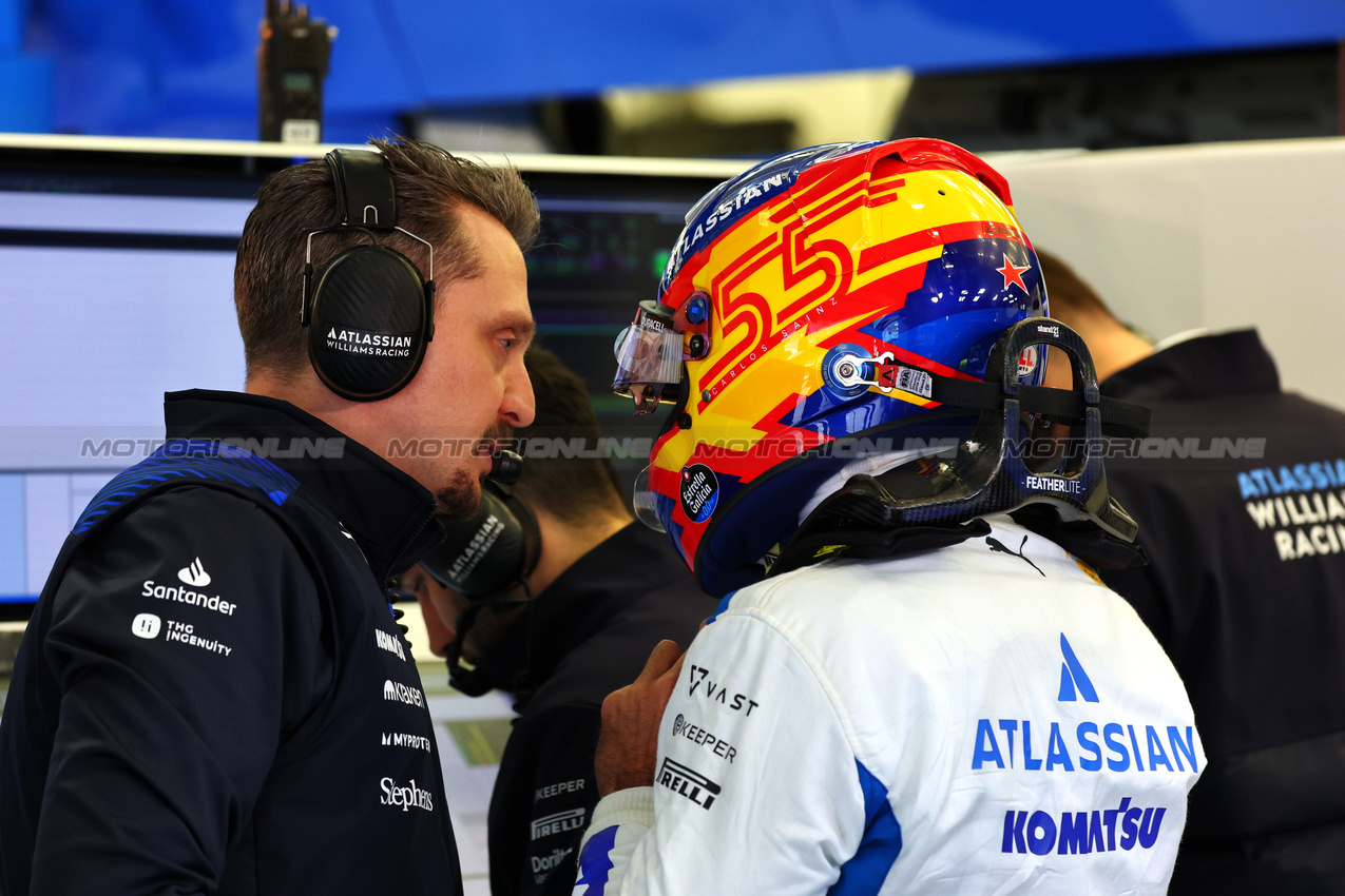 TEST BAHRAIN, (L to R): Gaetan Jego (FRA) Atlassian Williams Racing Gara Engineer with Carlos Sainz (ESP) Atlassian Williams Racing.

27.02.2025. Formula 1 Testing, Sakhir, Bahrain, Day Two.

- www.xpbimages.com, EMail: requests@xpbimages.com © Copyright: Batchelor / XPB Images