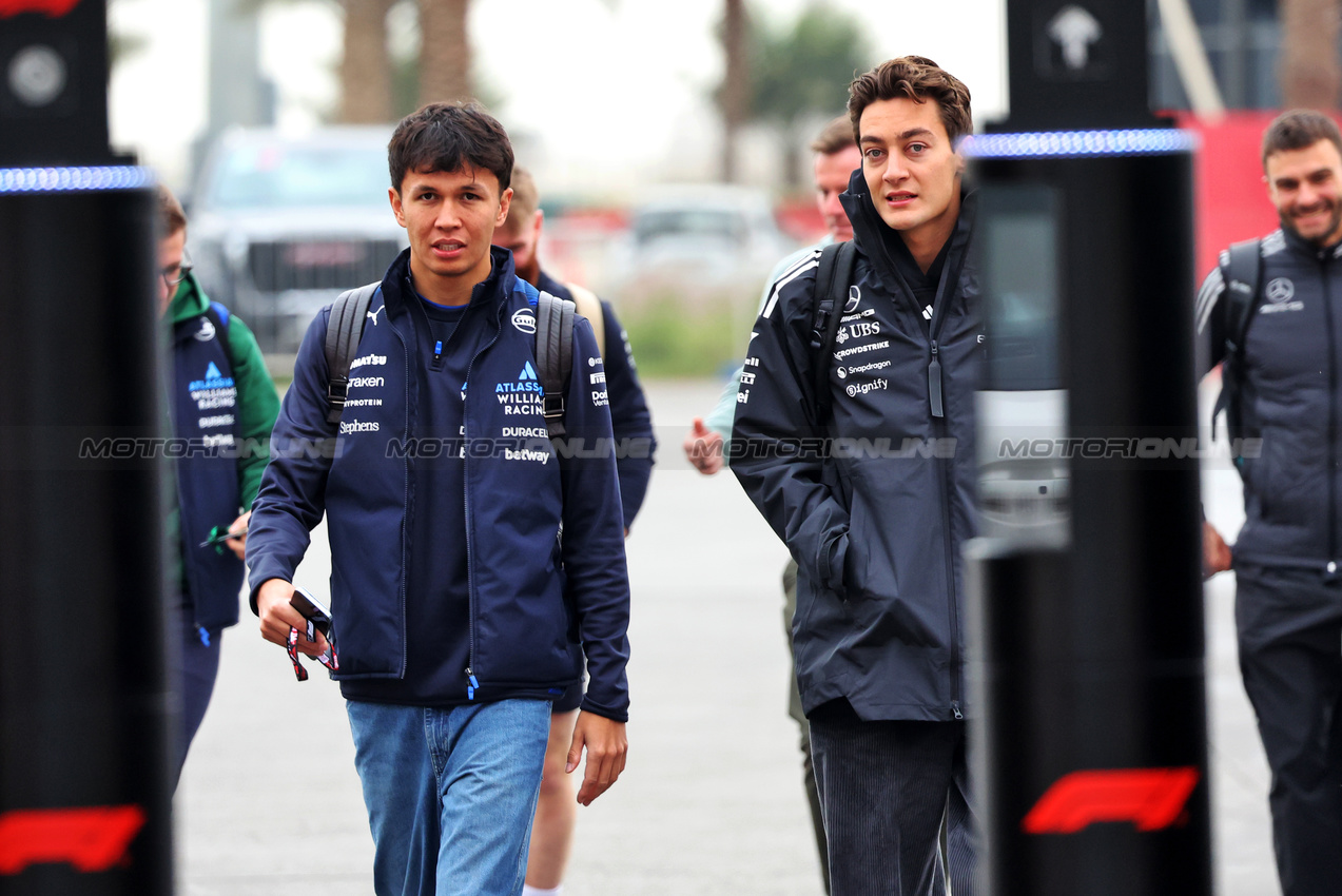 TEST BAHRAIN, (L to R): Alexander Albon (THA) Atlassian Williams Racing with George Russell (GBR) Mercedes AMG F1.

27.02.2025. Formula 1 Testing, Sakhir, Bahrain, Day Two.

- www.xpbimages.com, EMail: requests@xpbimages.com © Copyright: Bearne / XPB Images