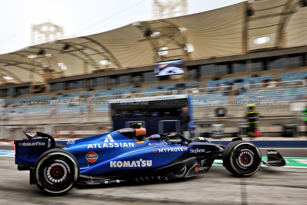 TEST BAHRAIN, Carlos Sainz (ESP) Atlassian Williams Racing FW46 leaves the pits.

27.02.2025. Formula 1 Testing, Sakhir, Bahrain, Day Two.

- www.xpbimages.com, EMail: requests@xpbimages.com © Copyright: Batchelor / XPB Images