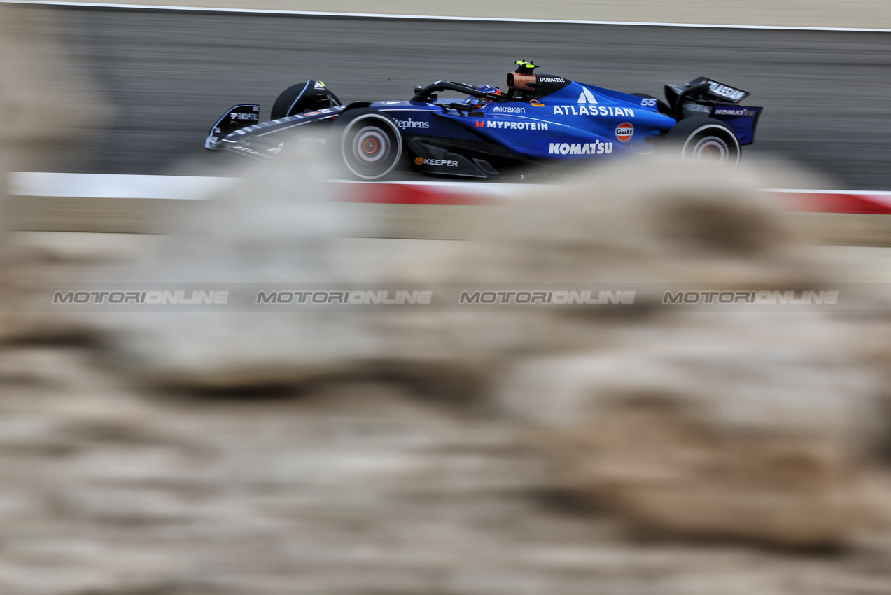 TEST BAHRAIN, Carlos Sainz (ESP) Atlassian Williams Racing FW46.

27.02.2025. Formula 1 Testing, Sakhir, Bahrain, Day Two.

- www.xpbimages.com, EMail: requests@xpbimages.com © Copyright: Bearne / XPB Images