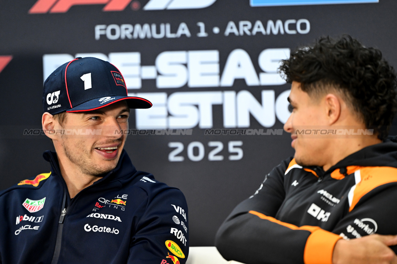 TEST BAHRAIN, (L to R): Max Verstappen (NLD) Red Bull Racing e Lando Norris (GBR) McLaren in the FIA Press Conference.

27.02.2025. Formula 1 Testing, Sakhir, Bahrain, Day Two.

- www.xpbimages.com, EMail: requests@xpbimages.com © Copyright: Price / XPB Images
