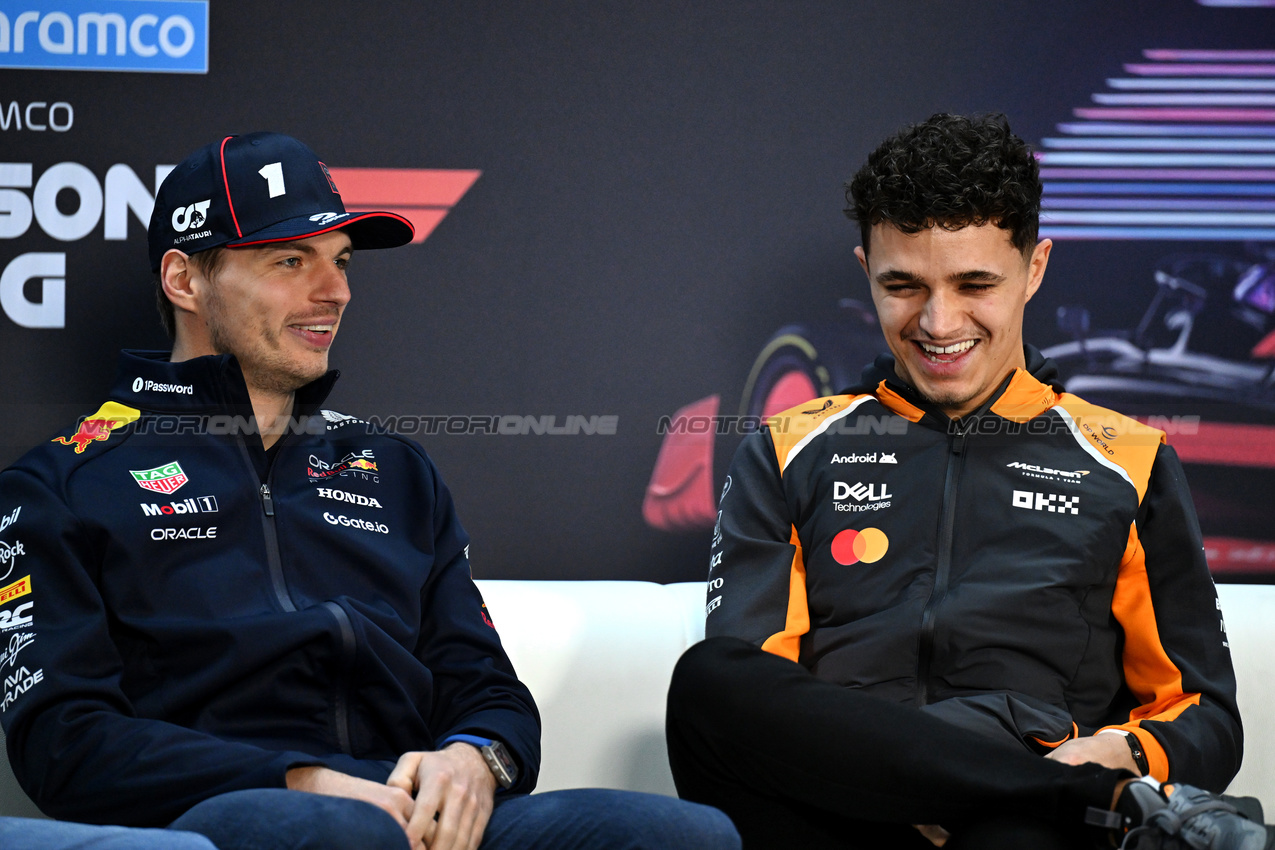 TEST BAHRAIN, (L to R): Max Verstappen (NLD) Red Bull Racing e Lando Norris (GBR) McLaren in the FIA Press Conference.

27.02.2025. Formula 1 Testing, Sakhir, Bahrain, Day Two.

- www.xpbimages.com, EMail: requests@xpbimages.com © Copyright: Price / XPB Images