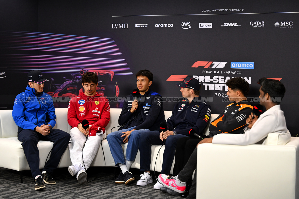 TEST BAHRAIN, (L to R): Jack Doohan (AUS) Alpine F1 Team; Charles Leclerc (MON) Ferrari; Alexander Albon (THA) Atlassian Williams Racing; Max Verstappen (NLD) Red Bull Racing; Lando Norris (GBR) McLaren; e Lawrence Barretto (GBR) Formula 1 Senior Writer Editor, in the FIA Press Conference.

27.02.2025. Formula 1 Testing, Sakhir, Bahrain, Day Two.

- www.xpbimages.com, EMail: requests@xpbimages.com © Copyright: Price / XPB Images