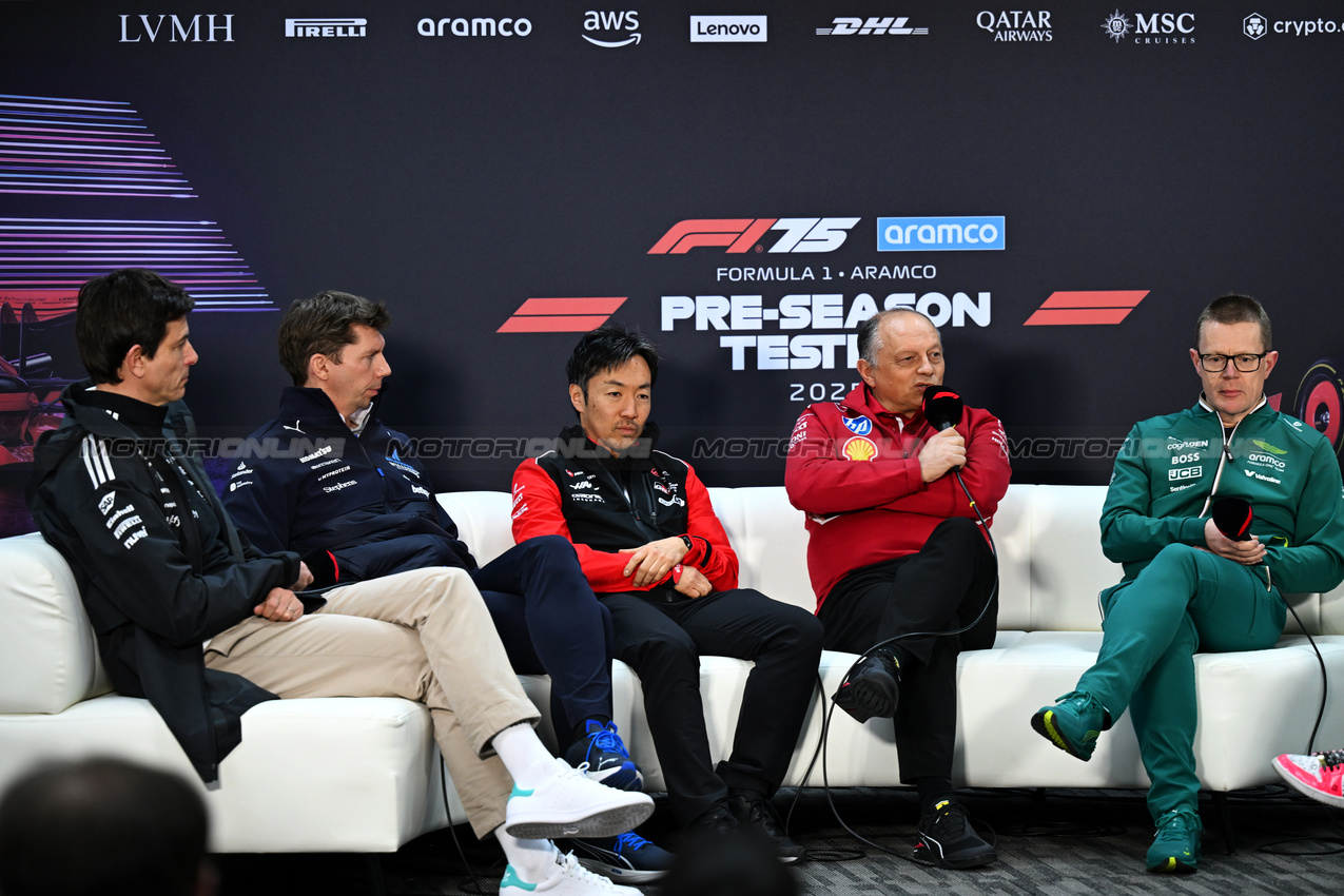 TEST BAHRAIN, (L to R): Toto Wolff (GER) Mercedes AMG F1 Shareholder e Executive Director; James Vowles (GBR) Atlassian Williams Racing Team Principal; Ayao Komatsu (JPN) Haas F1 Team Principal; Frederic Vasseur (FRA) Ferrari Team Principal; e Andy Cowell (GBR) Aston Martin F1 Team Group CEO e Team Principal, in the FIA Press Conference.

27.02.2025. Formula 1 Testing, Sakhir, Bahrain, Day Two.

- www.xpbimages.com, EMail: requests@xpbimages.com © Copyright: Price / XPB Images