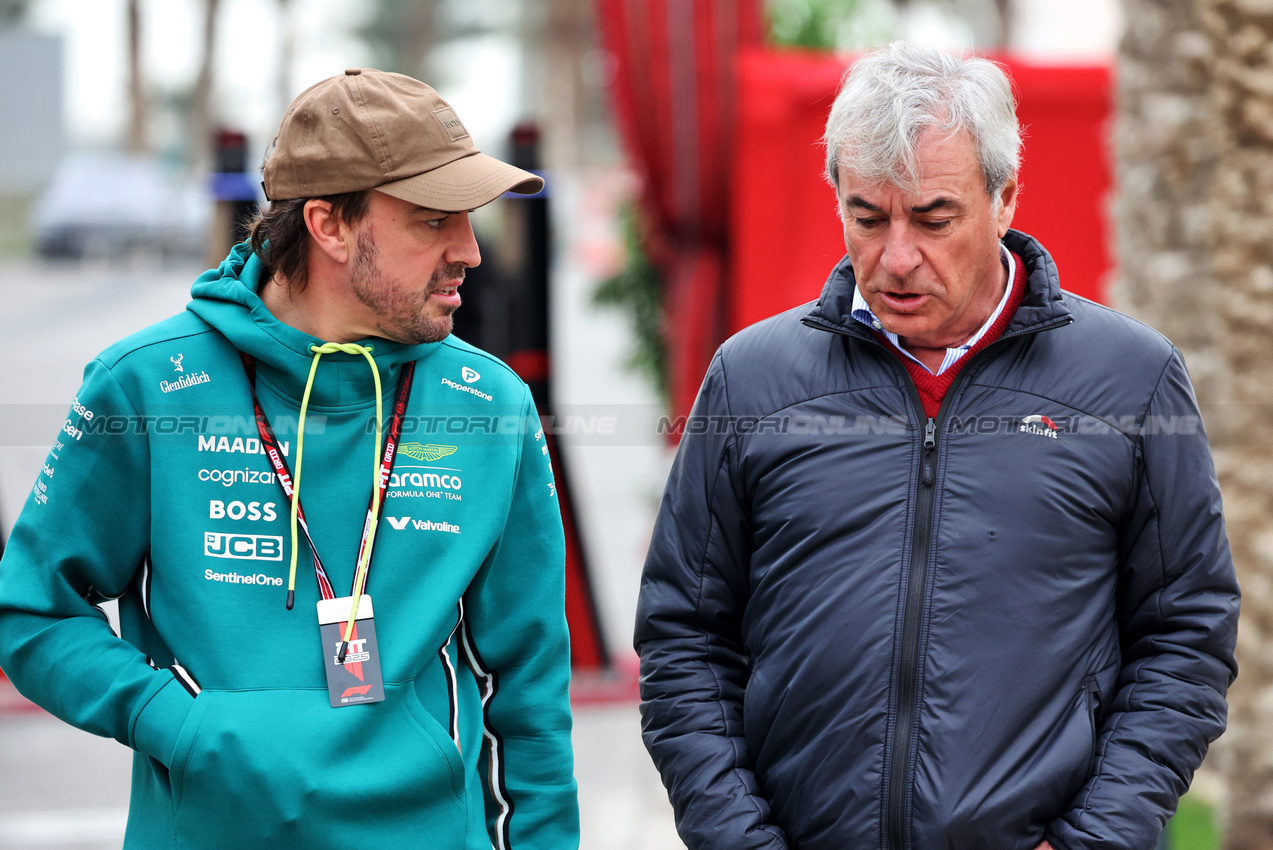 TEST BAHRAIN, (L to R): Fernando Alonso (ESP) Aston Martin F1 Team with Carlos Sainz (ESP).

27.02.2025. Formula 1 Testing, Sakhir, Bahrain, Day Two.

- www.xpbimages.com, EMail: requests@xpbimages.com © Copyright: Bearne / XPB Images