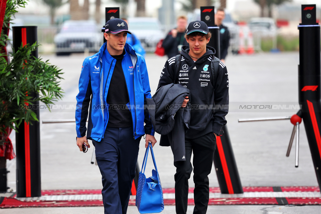 TEST BAHRAIN, (L to R): Jack Doohan (AUS) Alpine F1 Team with Andrea Kimi Antonelli (ITA) Mercedes AMG F1.

27.02.2025. Formula 1 Testing, Sakhir, Bahrain, Day Two.

- www.xpbimages.com, EMail: requests@xpbimages.com © Copyright: Bearne / XPB Images