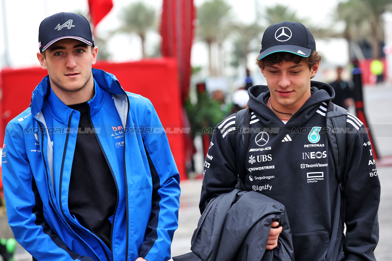 TEST BAHRAIN, (L to R): Jack Doohan (AUS) Alpine F1 Team with Andrea Kimi Antonelli (ITA) Mercedes AMG F1.

27.02.2025. Formula 1 Testing, Sakhir, Bahrain, Day Two.

- www.xpbimages.com, EMail: requests@xpbimages.com © Copyright: Bearne / XPB Images