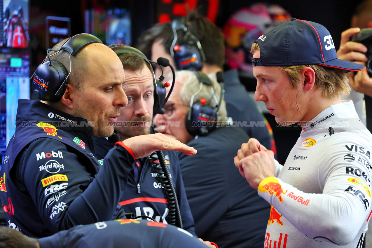 TEST BAHRAIN, (L to R): Gianpiero Lambiase (ITA) Red Bull Racing Head of Racing with Liam Lawson (NZL) Red Bull Racing.

27.02.2025. Formula 1 Testing, Sakhir, Bahrain, Day Two.

- www.xpbimages.com, EMail: requests@xpbimages.com © Copyright: Batchelor / XPB Images