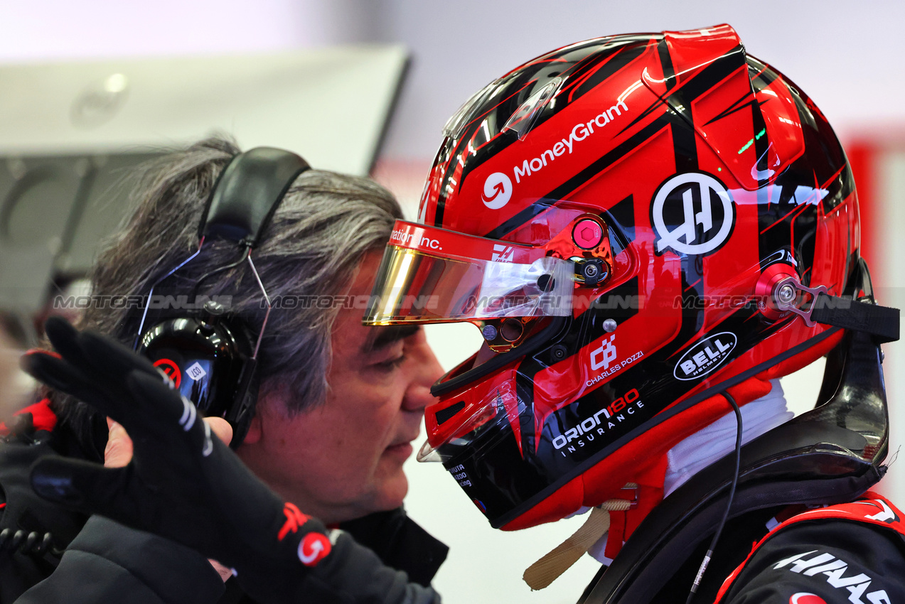TEST BAHRAIN, Esteban Ocon (FRA) Haas F1 Team.

27.02.2025. Formula 1 Testing, Sakhir, Bahrain, Day Two.

- www.xpbimages.com, EMail: requests@xpbimages.com © Copyright: Batchelor / XPB Images