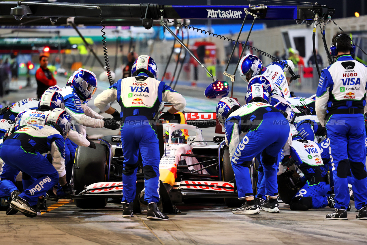 TEST BAHRAIN, Isack Hadjar (FRA) Racing Bulls VCARB 02 practices a pit stop.

27.02.2025. Formula 1 Testing, Sakhir, Bahrain, Day Two.

- www.xpbimages.com, EMail: requests@xpbimages.com © Copyright: Batchelor / XPB Images