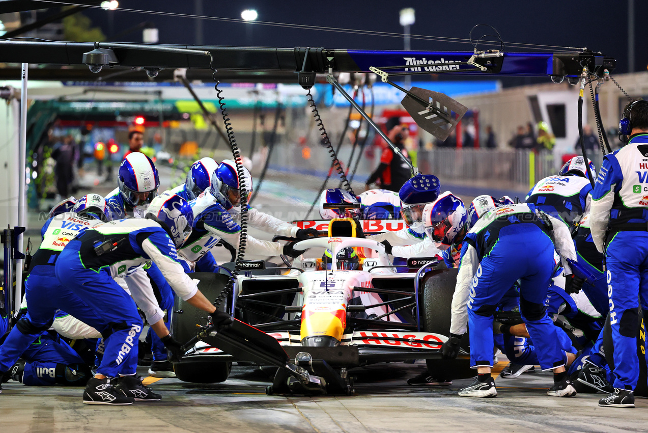 TEST BAHRAIN, Isack Hadjar (FRA) Racing Bulls VCARB 02 practices a pit stop.

27.02.2025. Formula 1 Testing, Sakhir, Bahrain, Day Two.

- www.xpbimages.com, EMail: requests@xpbimages.com © Copyright: Batchelor / XPB Images