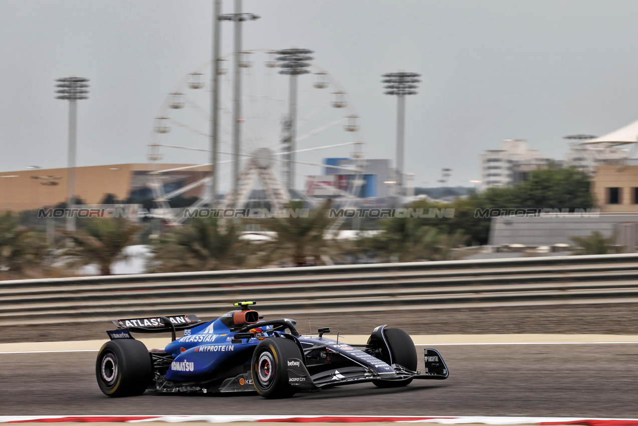 TEST BAHRAIN, Carlos Sainz (ESP) Atlassian Williams Racing FW46.

27.02.2025. Formula 1 Testing, Sakhir, Bahrain, Day Two.

- www.xpbimages.com, EMail: requests@xpbimages.com © Copyright: Bearne / XPB Images