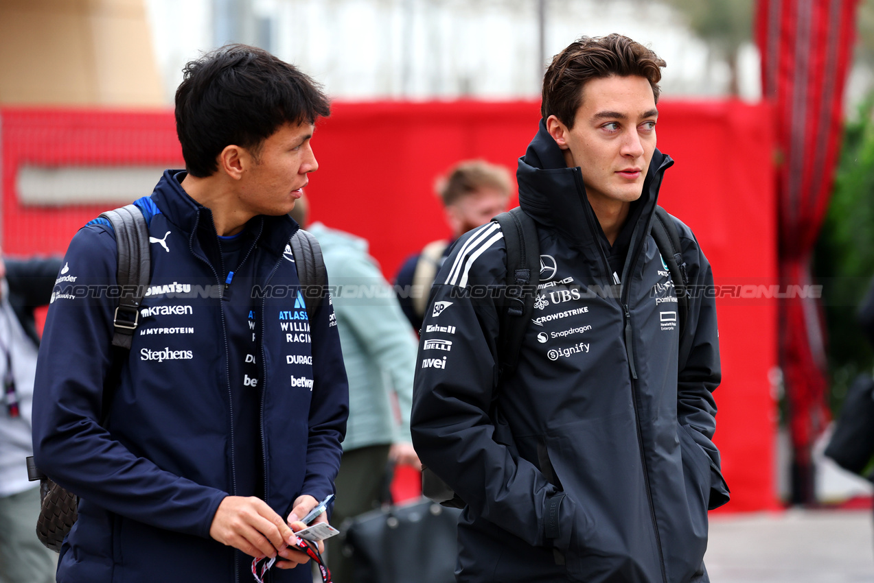 TEST BAHRAIN, (L to R): Alexander Albon (THA) Atlassian Williams Racing with George Russell (GBR) Mercedes AMG F1.

27.02.2025. Formula 1 Testing, Sakhir, Bahrain, Day Two.

- www.xpbimages.com, EMail: requests@xpbimages.com © Copyright: Batchelor / XPB Images