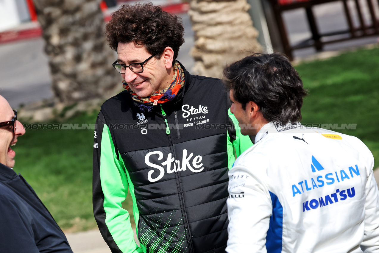 TEST BAHRAIN, Mattia Binotto (ITA) Sauber Motorsport Chief Operating e Chief Technical Officer with Carlos Sainz (ESP) Atlassian Williams Racing.

26.02.2025. Formula 1 Testing, Sakhir, Bahrain, Day One.

- www.xpbimages.com, EMail: requests@xpbimages.com © Copyright: Bearne / XPB Images