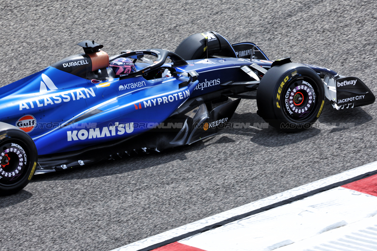 TEST BAHRAIN, Alexander Albon (THA) Atlassian Williams Racing FW47.

26.02.2025. Formula 1 Testing, Sakhir, Bahrain, Day One.

- www.xpbimages.com, EMail: requests@xpbimages.com © Copyright: Bearne / XPB Images