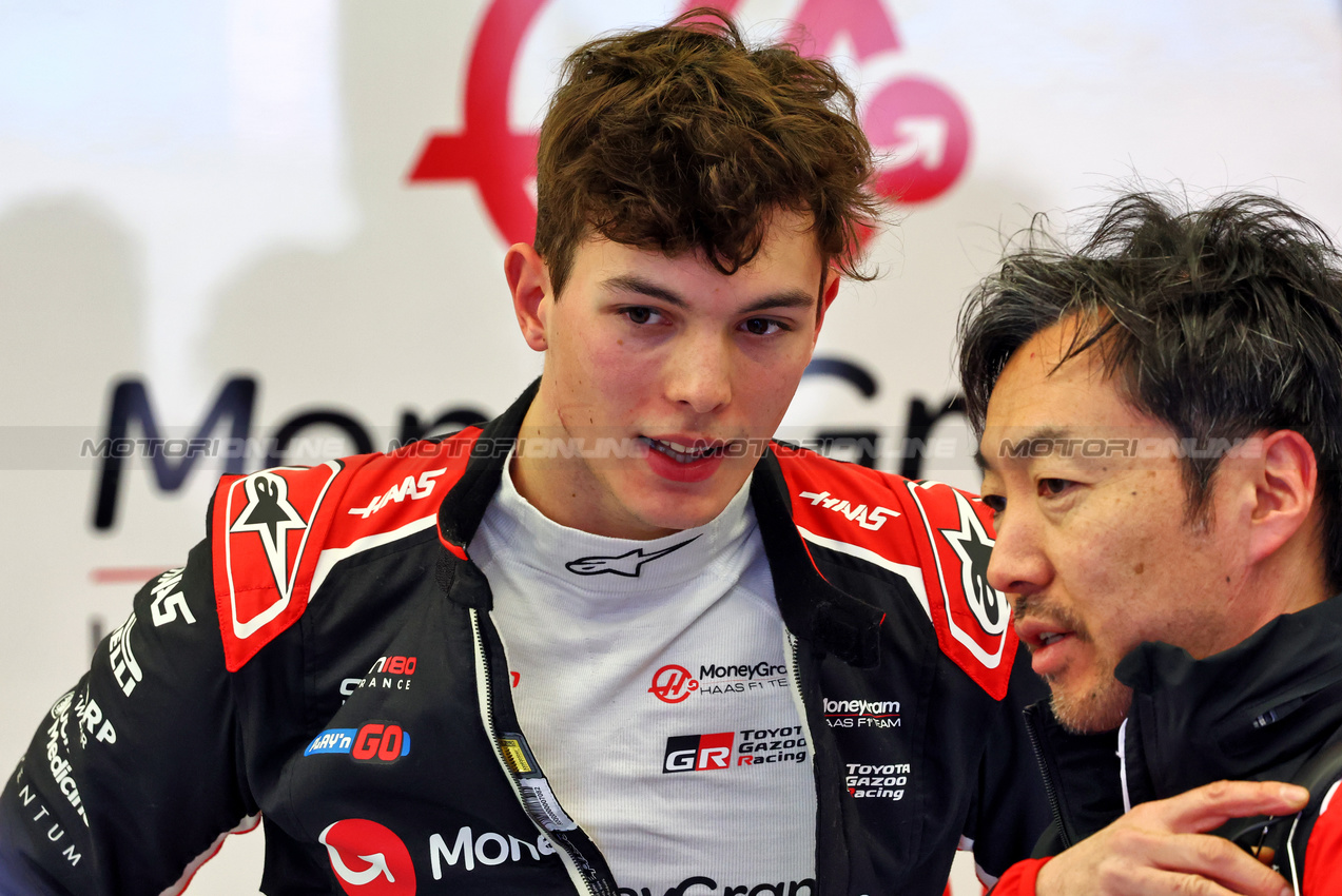 TEST BAHRAIN, (L to R): Oliver Bearman (GBR) Haas F1 Team with Ayao Komatsu (JPN) Haas F1 Team Principal.

26.02.2025. Formula 1 Testing, Sakhir, Bahrain, Day One.

- www.xpbimages.com, EMail: requests@xpbimages.com © Copyright: Charniaux / XPB Images