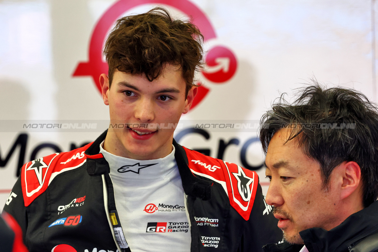 TEST BAHRAIN, (L to R): Oliver Bearman (GBR) Haas F1 Team with Ayao Komatsu (JPN) Haas F1 Team Principal.

26.02.2025. Formula 1 Testing, Sakhir, Bahrain, Day One.

- www.xpbimages.com, EMail: requests@xpbimages.com © Copyright: Charniaux / XPB Images