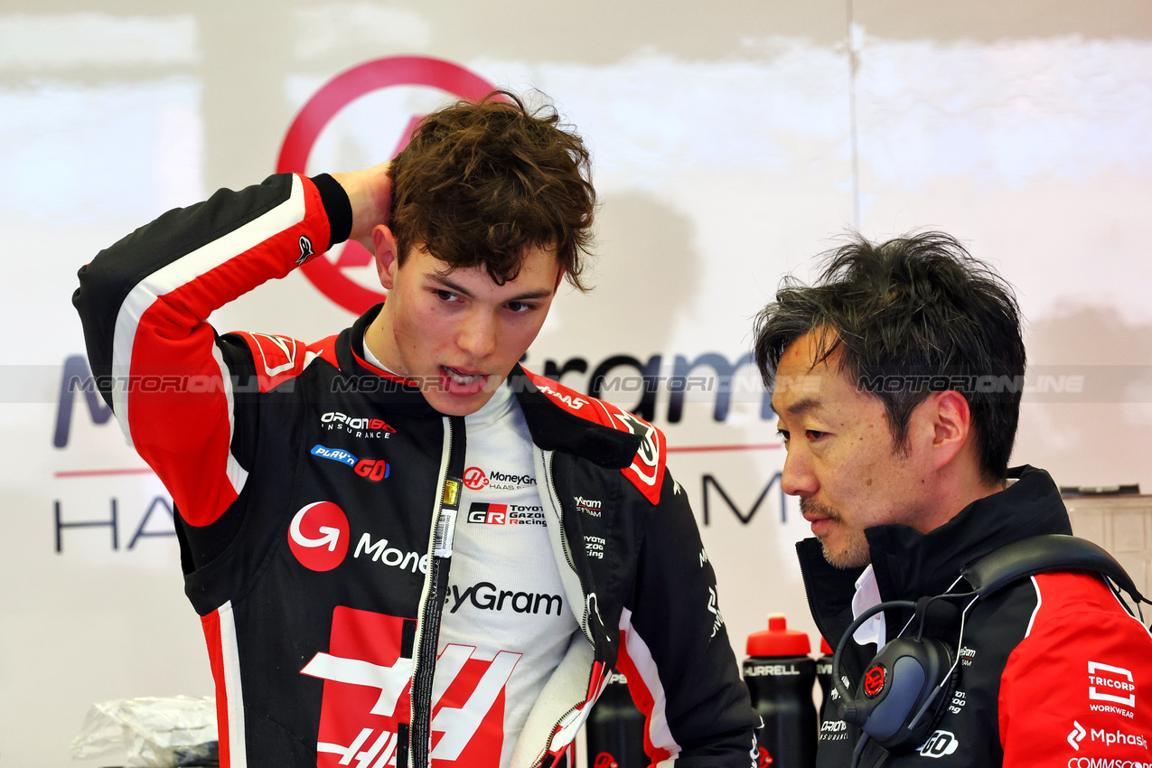 TEST BAHRAIN, (L to R): Oliver Bearman (GBR) Haas F1 Team with Ayao Komatsu (JPN) Haas F1 Team Principal.

26.02.2025. Formula 1 Testing, Sakhir, Bahrain, Day One.

- www.xpbimages.com, EMail: requests@xpbimages.com © Copyright: Charniaux / XPB Images