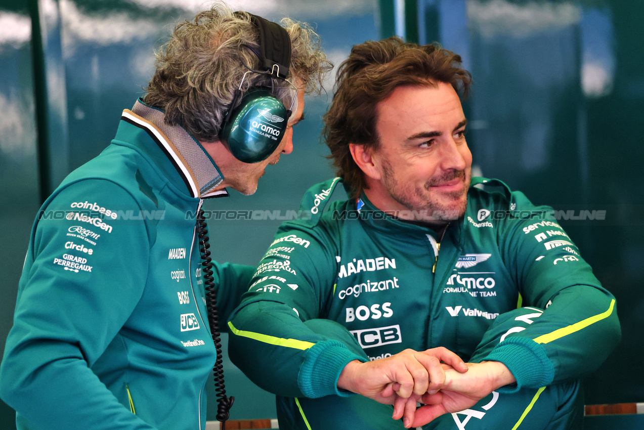TEST BAHRAIN, (L to R): Edoardo Bendinelli (ITA) Aston Martin F1 Team Personal Trainer with Fernando Alonso (ESP) Aston Martin F1 Team.

26.02.2025. Formula 1 Testing, Sakhir, Bahrain, Day One.

- www.xpbimages.com, EMail: requests@xpbimages.com © Copyright: Charniaux / XPB Images