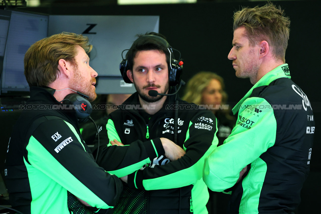 TEST BAHRAIN, Nico Hulkenberg (GER) Sauber (Right).

26.02.2025. Formula 1 Testing, Sakhir, Bahrain, Day One.

- www.xpbimages.com, EMail: requests@xpbimages.com © Copyright: Batchelor / XPB Images
