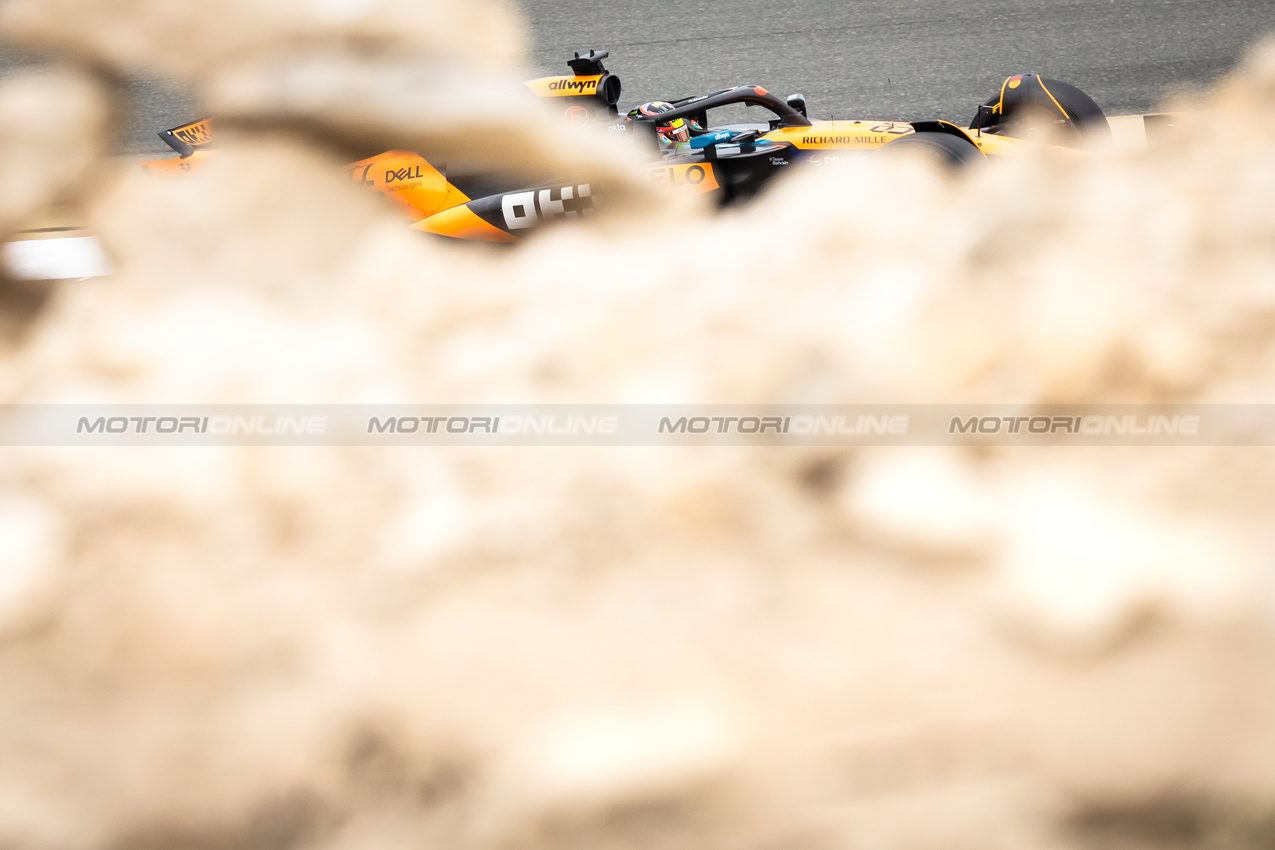 TEST BAHRAIN, Oscar Piastri (AUS) McLaren MCL39.

26.02.2025. Formula 1 Testing, Sakhir, Bahrain, Day One.

- www.xpbimages.com, EMail: requests@xpbimages.com © Copyright: Bearne / XPB Images