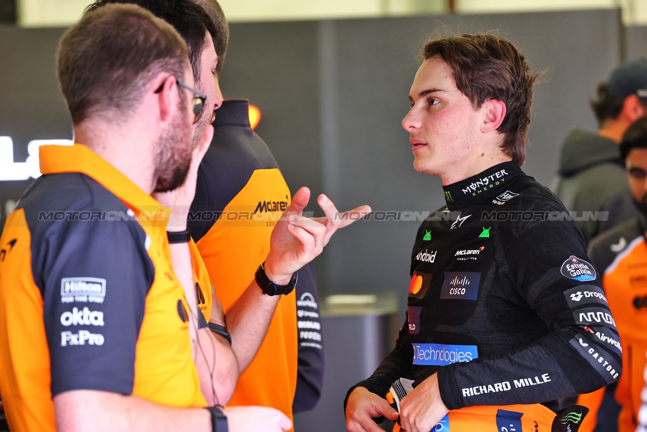 TEST BAHRAIN, Oscar Piastri (AUS) McLaren.

26.02.2025. Formula 1 Testing, Sakhir, Bahrain, Day One.

- www.xpbimages.com, EMail: requests@xpbimages.com © Copyright: Batchelor / XPB Images