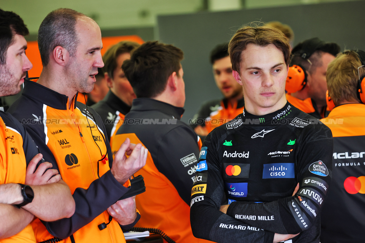 TEST BAHRAIN, (L to R): Tom Stallard (GBR) McLaren Gara Engineer with Oscar Piastri (AUS) McLaren.

26.02.2025. Formula 1 Testing, Sakhir, Bahrain, Day One.

- www.xpbimages.com, EMail: requests@xpbimages.com © Copyright: Batchelor / XPB Images