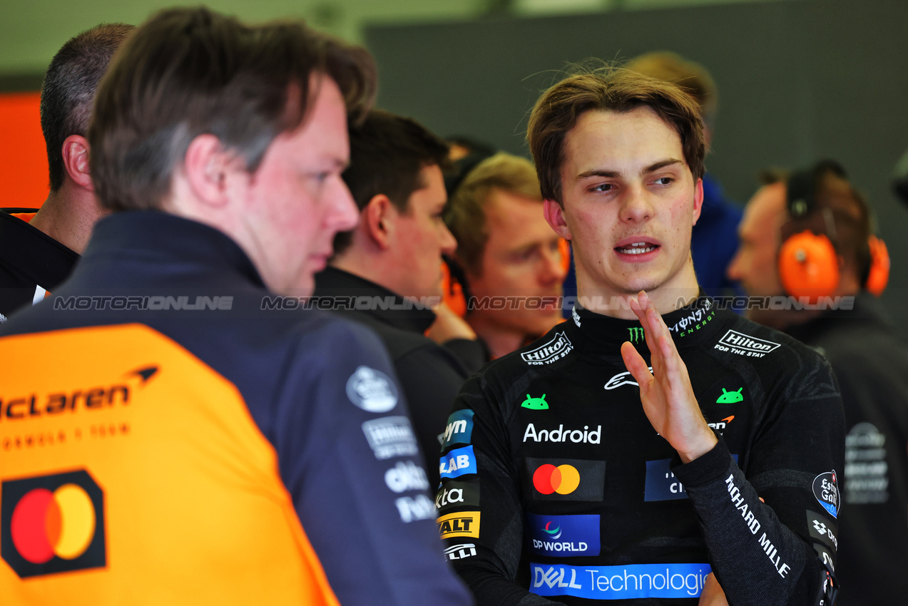 TEST BAHRAIN, Oscar Piastri (AUS) McLaren.

26.02.2025. Formula 1 Testing, Sakhir, Bahrain, Day One.

- www.xpbimages.com, EMail: requests@xpbimages.com © Copyright: Batchelor / XPB Images