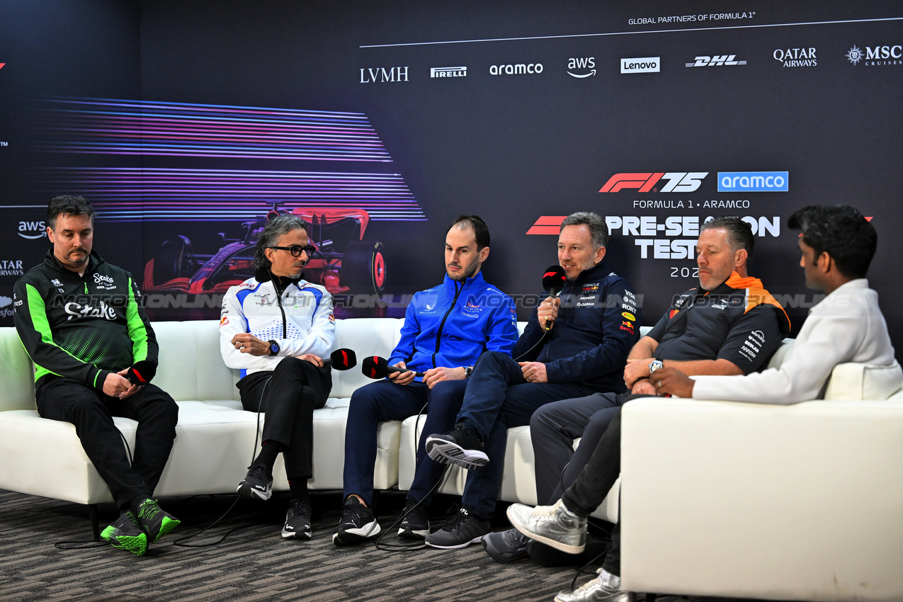 TEST BAHRAIN, (L to R): James Key (GBR) Sauber Technical Director; Laurent Mekies (FRA) Racing Bulls Technical Director; Oliver Oakes (GBR) Alpine F1 Team Team Principal; Christian Horner (GBR) Red Bull Racing Team Principal; Zak Brown (USA) McLaren Executive Director; e Lawrence Barretto (GBR) Formula 1 Senior Writer Editor in the FIA Press Conference.

26.02.2025. Formula 1 Testing, Sakhir, Bahrain, Day One.

- www.xpbimages.com, EMail: requests@xpbimages.com © Copyright: Price / XPB Images