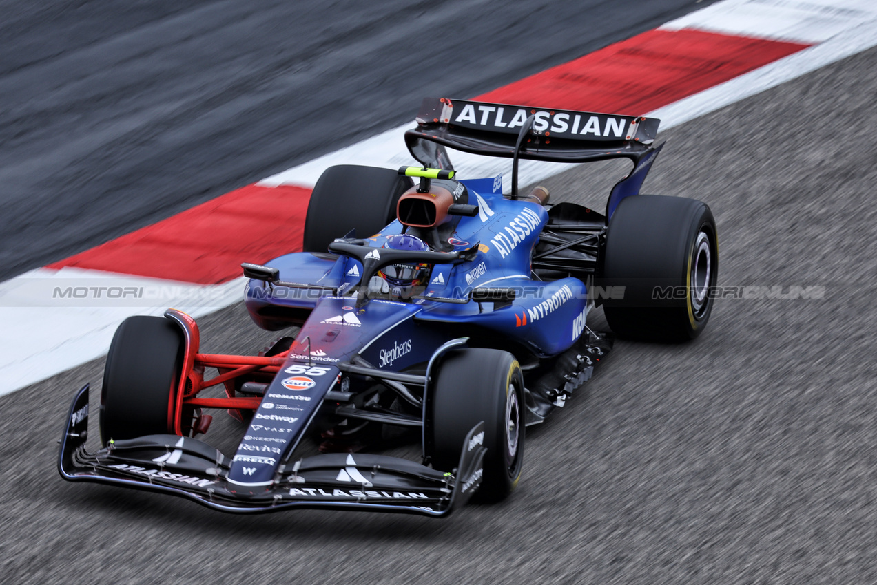 TEST BAHRAIN, Carlos Sainz (ESP) Atlassian Williams Racing FW46.

26.02.2025. Formula 1 Testing, Sakhir, Bahrain, Day One.

- www.xpbimages.com, EMail: requests@xpbimages.com © Copyright: Bearne / XPB Images