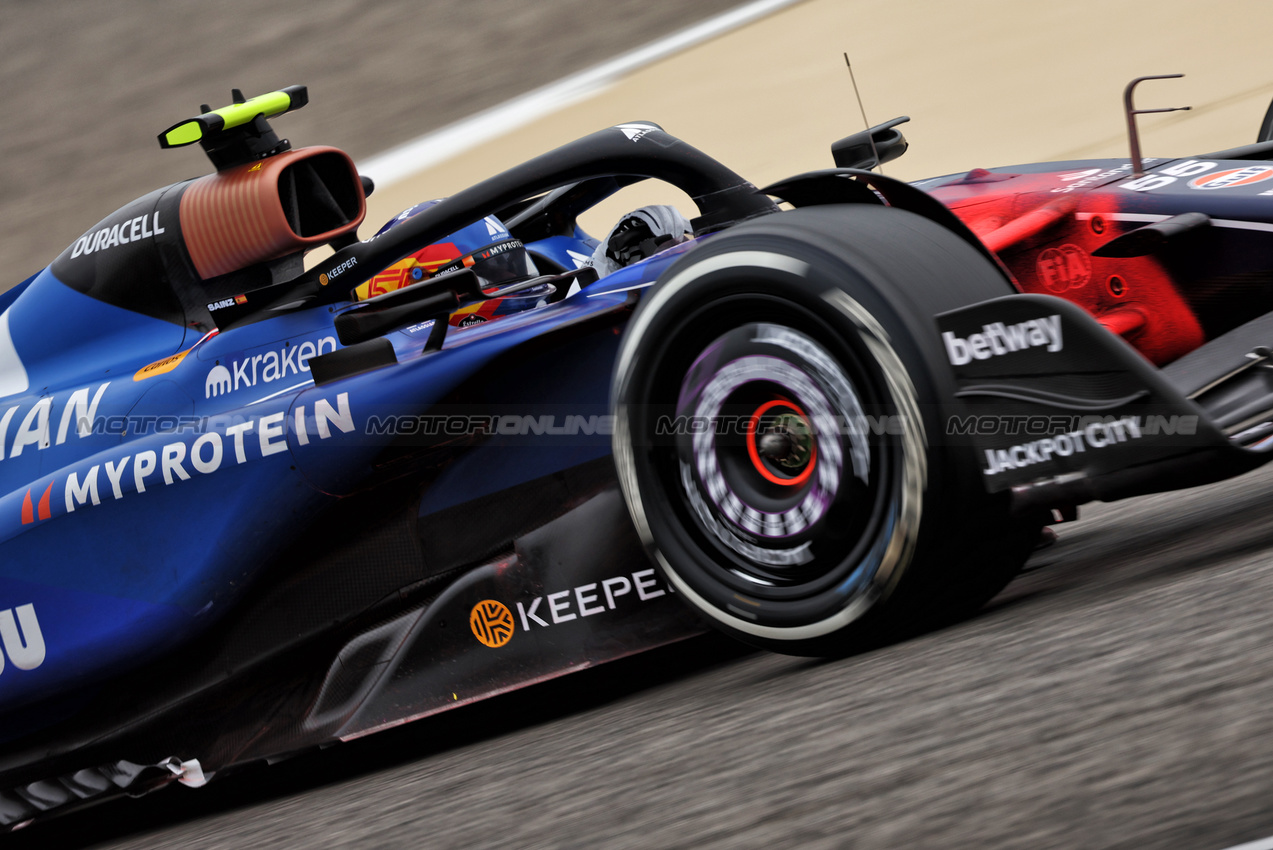 TEST BAHRAIN, Carlos Sainz (ESP) Atlassian Williams Racing FW46.

26.02.2025. Formula 1 Testing, Sakhir, Bahrain, Day One.

- www.xpbimages.com, EMail: requests@xpbimages.com © Copyright: Bearne / XPB Images