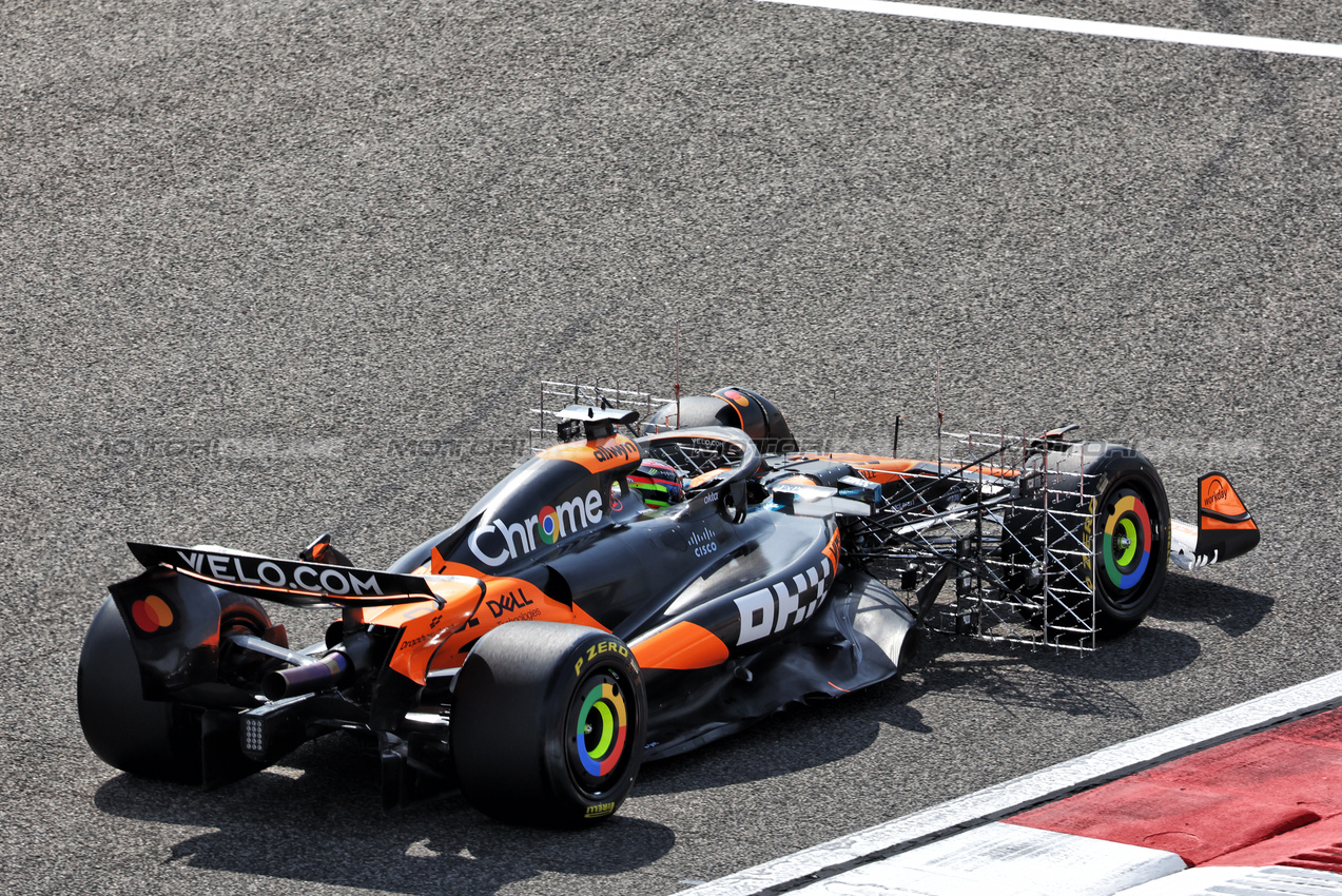 TEST BAHRAIN, Oscar Piastri (AUS) McLaren MCL39.

26.02.2025. Formula 1 Testing, Sakhir, Bahrain, Day One.

- www.xpbimages.com, EMail: requests@xpbimages.com © Copyright: Bearne / XPB Images
