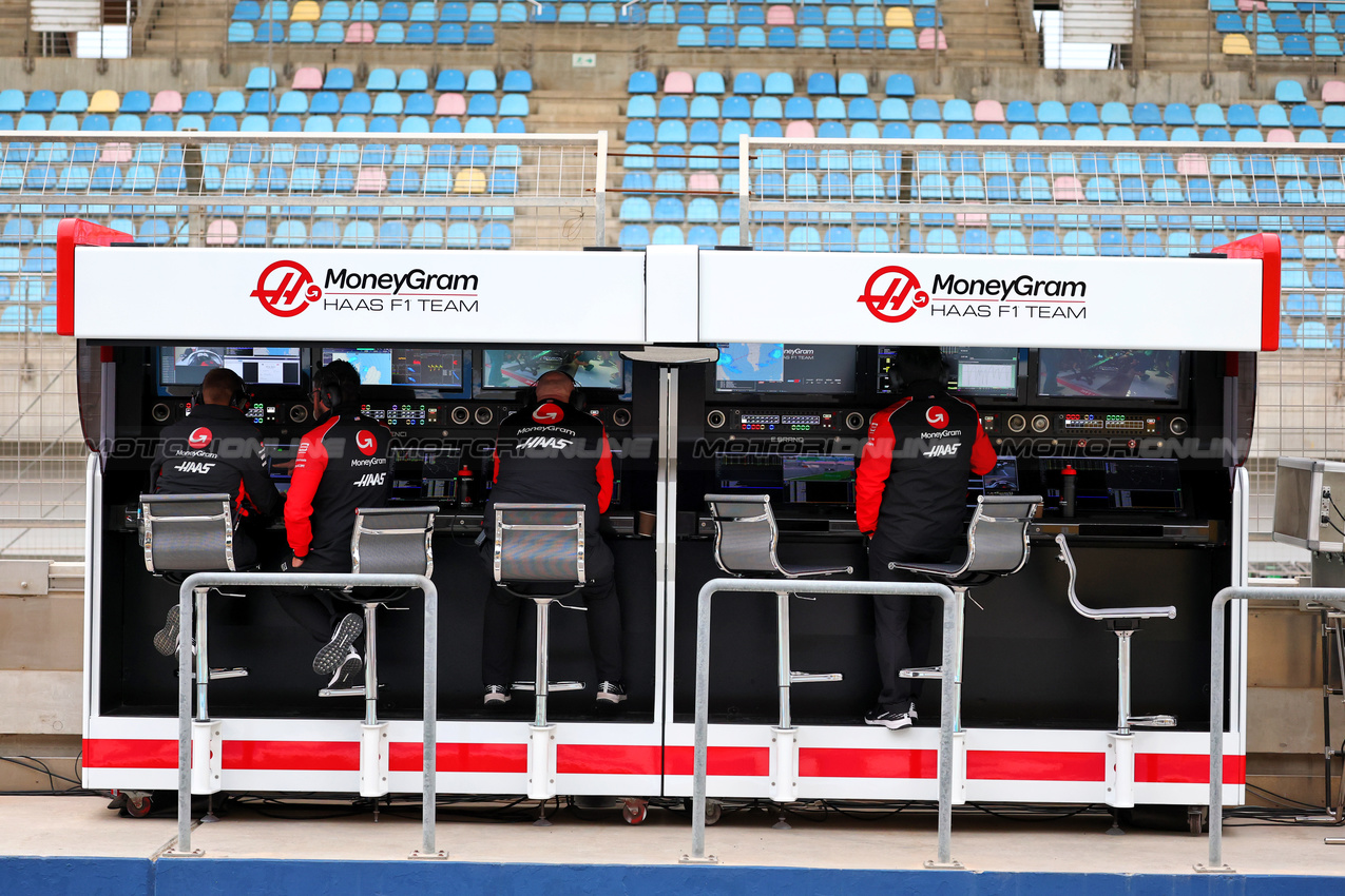 TEST BAHRAIN, Haas F1 Team pit gantry.

26.02.2025. Formula 1 Testing, Sakhir, Bahrain, Day One.

- www.xpbimages.com, EMail: requests@xpbimages.com © Copyright: Batchelor / XPB Images