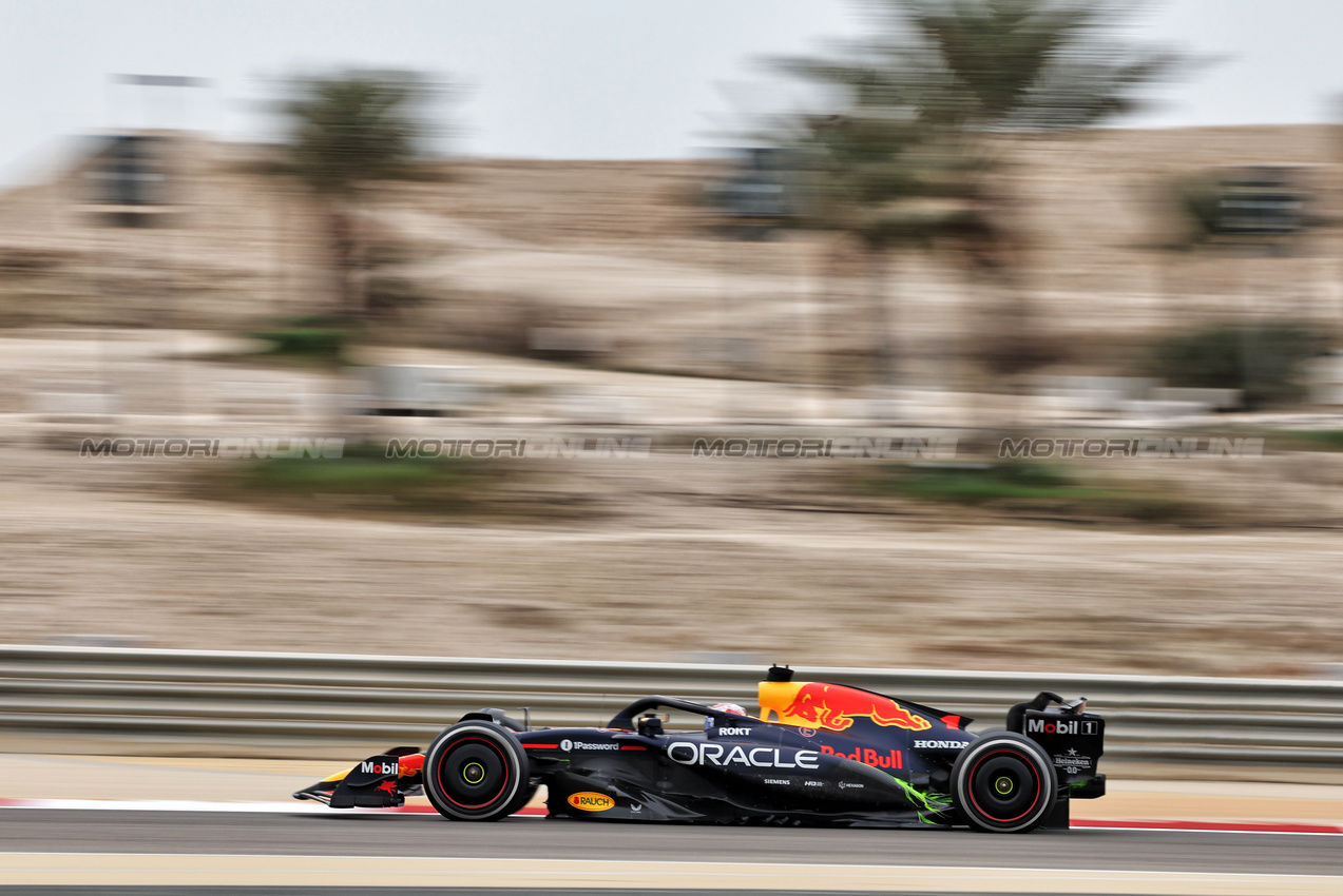 TEST BAHRAIN, Max Verstappen (NLD) Red Bull Racing RB21.

26.02.2025. Formula 1 Testing, Sakhir, Bahrain, Day One.

- www.xpbimages.com, EMail: requests@xpbimages.com © Copyright: Bearne / XPB Images