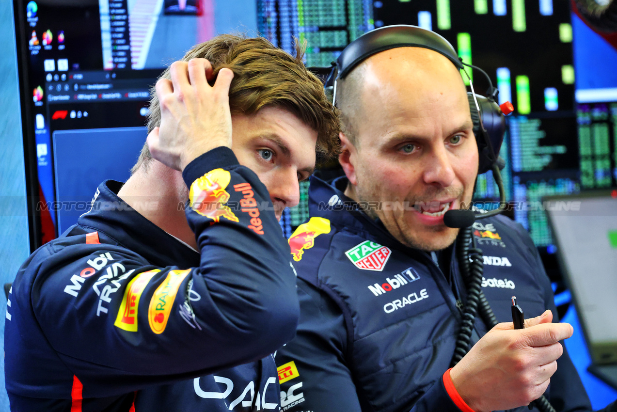 TEST BAHRAIN, (L to R): Max Verstappen (NLD) Red Bull Racing with Gianpiero Lambiase (ITA) Red Bull Racing Head of Racing.

26.02.2025. Formula 1 Testing, Sakhir, Bahrain, Day One.

- www.xpbimages.com, EMail: requests@xpbimages.com © Copyright: Batchelor / XPB Images