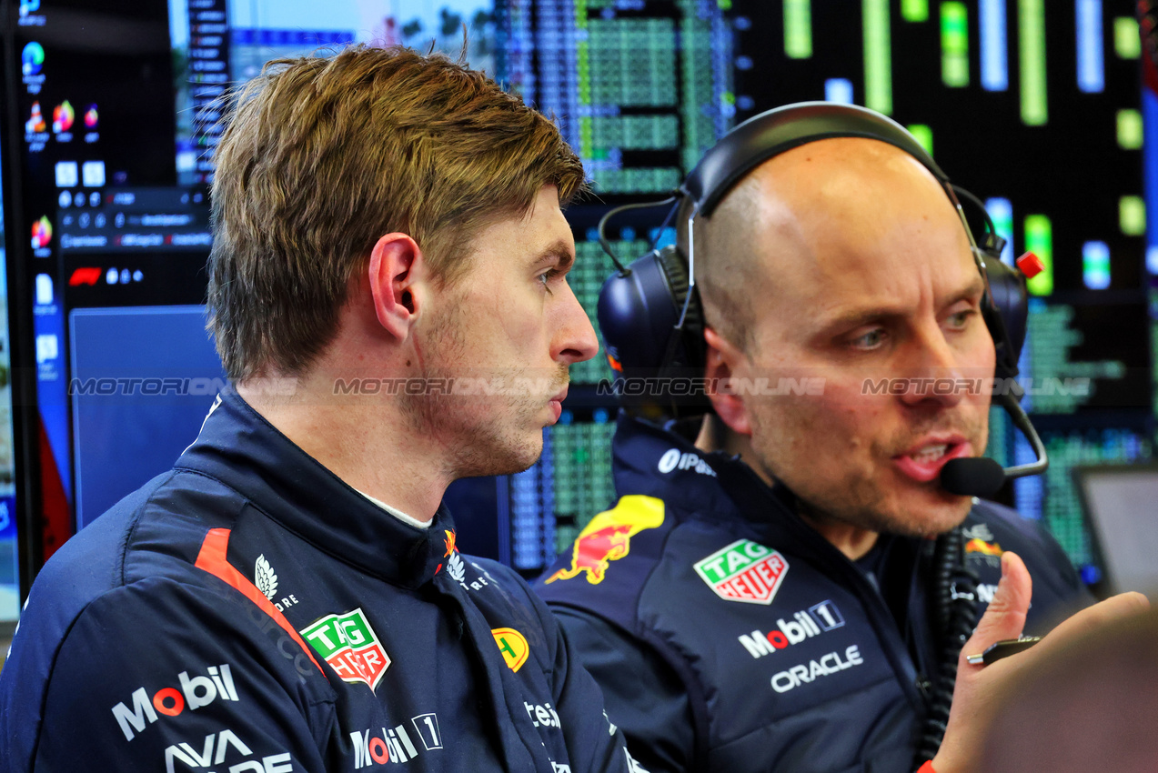 TEST BAHRAIN, (L to R): Max Verstappen (NLD) Red Bull Racing with Gianpiero Lambiase (ITA) Red Bull Racing Head of Racing.

26.02.2025. Formula 1 Testing, Sakhir, Bahrain, Day One.

- www.xpbimages.com, EMail: requests@xpbimages.com © Copyright: Batchelor / XPB Images