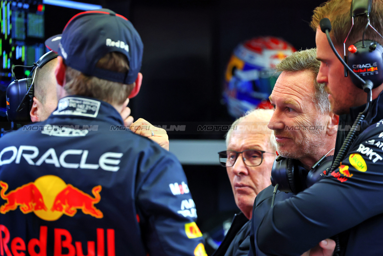 TEST BAHRAIN, Christian Horner (GBR) Red Bull Racing Team Principal with Max Verstappen (NLD) Red Bull Racing.

26.02.2025. Formula 1 Testing, Sakhir, Bahrain, Day One.

- www.xpbimages.com, EMail: requests@xpbimages.com © Copyright: Batchelor / XPB Images