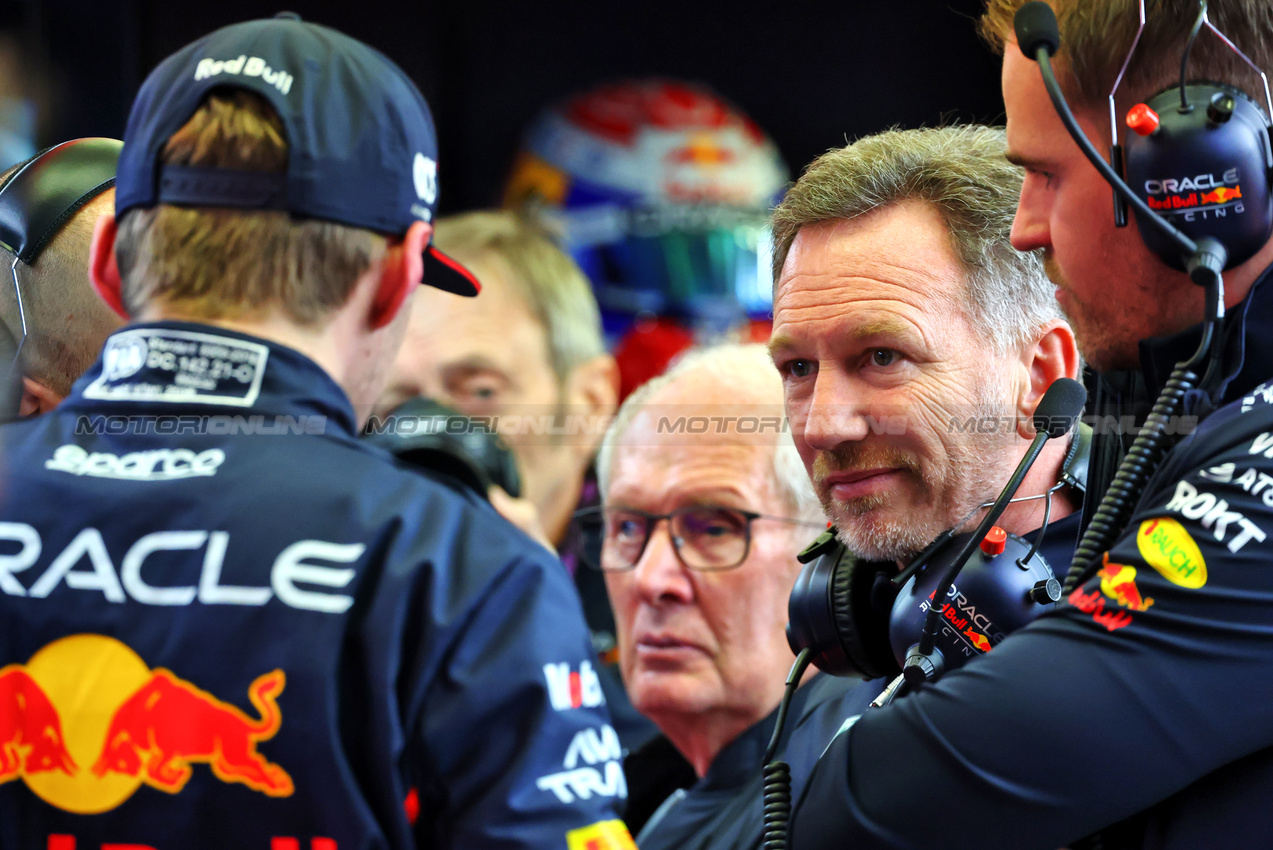 TEST BAHRAIN, Christian Horner (GBR) Red Bull Racing Team Principal with Max Verstappen (NLD) Red Bull Racing.

26.02.2025. Formula 1 Testing, Sakhir, Bahrain, Day One.

- www.xpbimages.com, EMail: requests@xpbimages.com © Copyright: Batchelor / XPB Images
