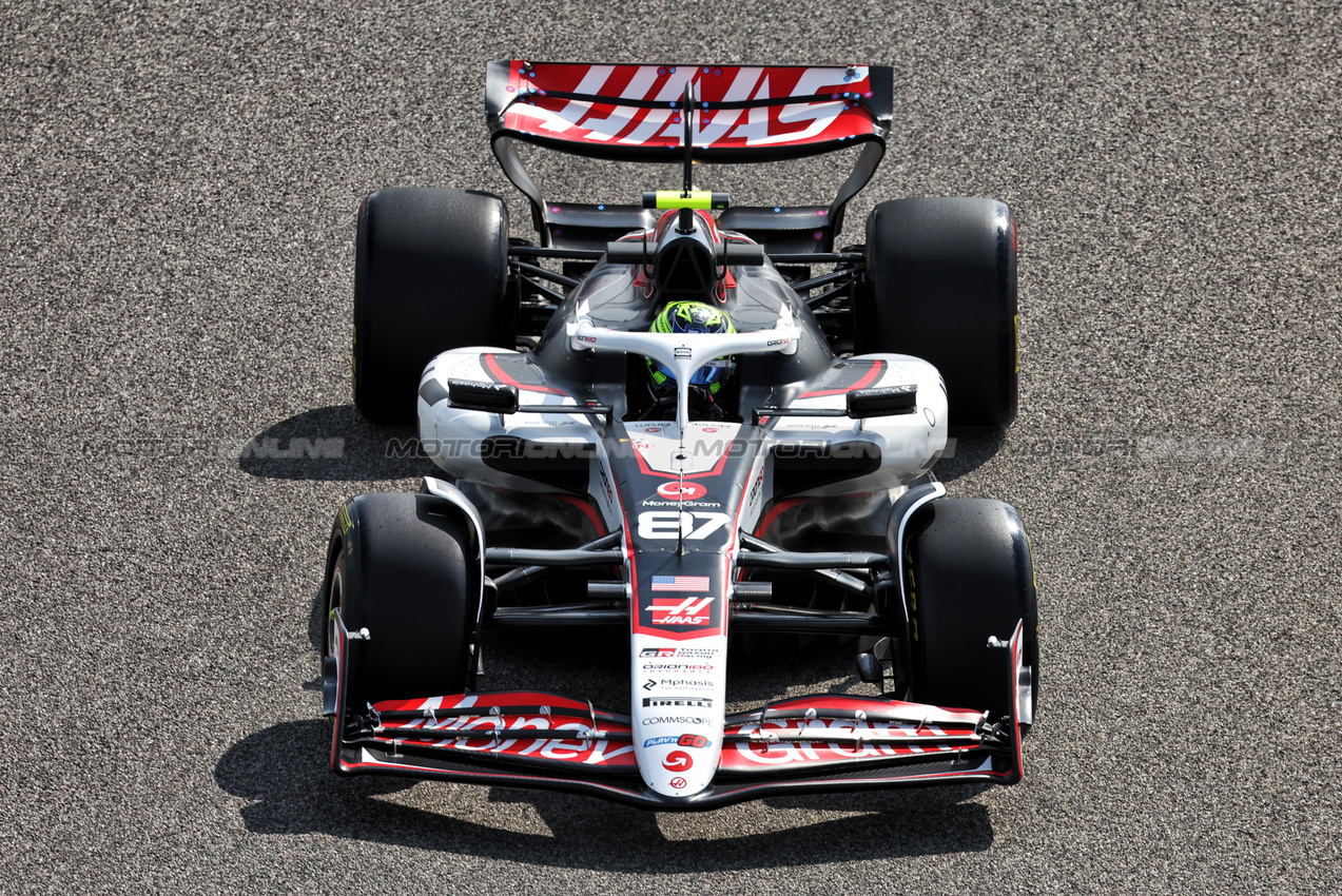 TEST BAHRAIN, Oliver Bearman (GBR) Haas VF-25.

26.02.2025. Formula 1 Testing, Sakhir, Bahrain, Day One.

- www.xpbimages.com, EMail: requests@xpbimages.com © Copyright: Bearne / XPB Images
