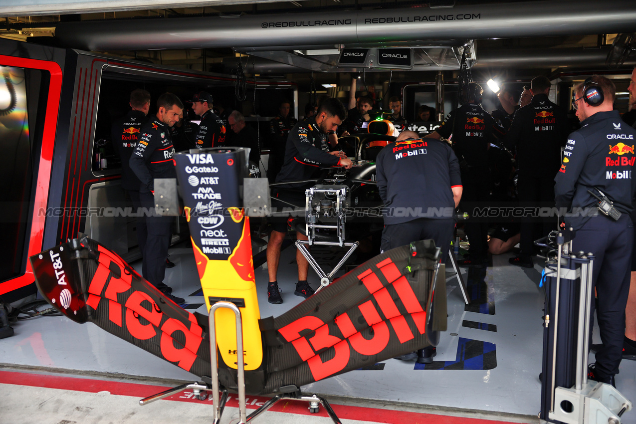 TEST BAHRAIN, Red Bull Racing pit garage as a circuit wide power cut stops the session.

26.02.2025. Formula 1 Testing, Sakhir, Bahrain, Day One.

- www.xpbimages.com, EMail: requests@xpbimages.com © Copyright: Batchelor / XPB Images