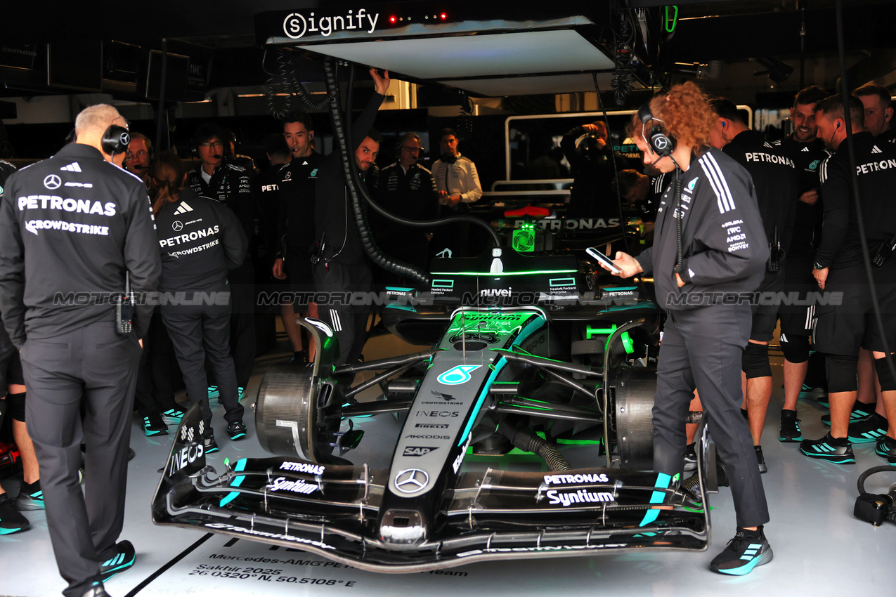 TEST BAHRAIN, Mercedes AMG F1 pit garage as a circuit wide power cut stops the session.

26.02.2025. Formula 1 Testing, Sakhir, Bahrain, Day One.

- www.xpbimages.com, EMail: requests@xpbimages.com © Copyright: Batchelor / XPB Images