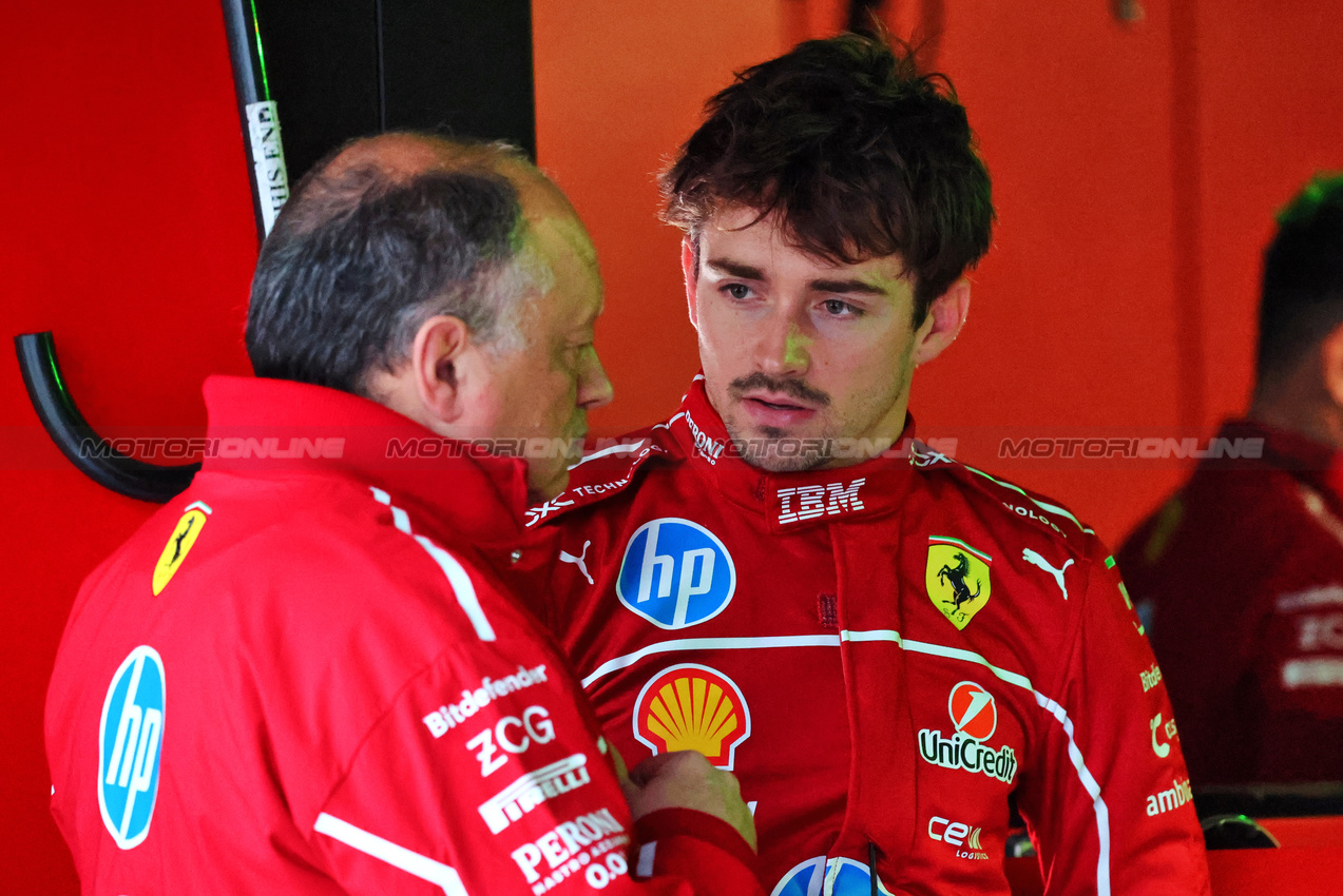 TEST BAHRAIN, (L to R): Frederic Vasseur (FRA) Ferrari Team Principal with Charles Leclerc (MON) Ferrari.

26.02.2025. Formula 1 Testing, Sakhir, Bahrain, Day One.

- www.xpbimages.com, EMail: requests@xpbimages.com © Copyright: Batchelor / XPB Images