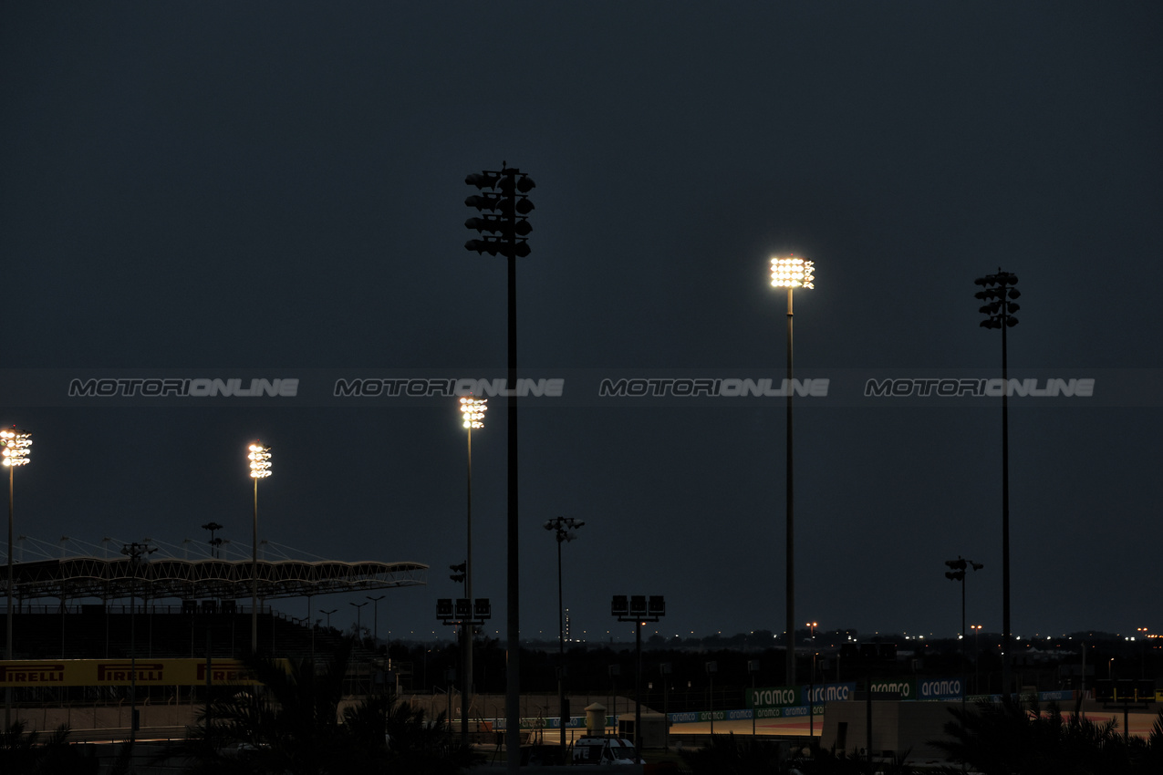 TEST BAHRAIN, Circuit Atmosfera: Some lit e unlit circuit lights as electricity power is restored.

26.02.2025. Formula 1 Testing, Sakhir, Bahrain, Day One.

- www.xpbimages.com, EMail: requests@xpbimages.com © Copyright: Bearne / XPB Images