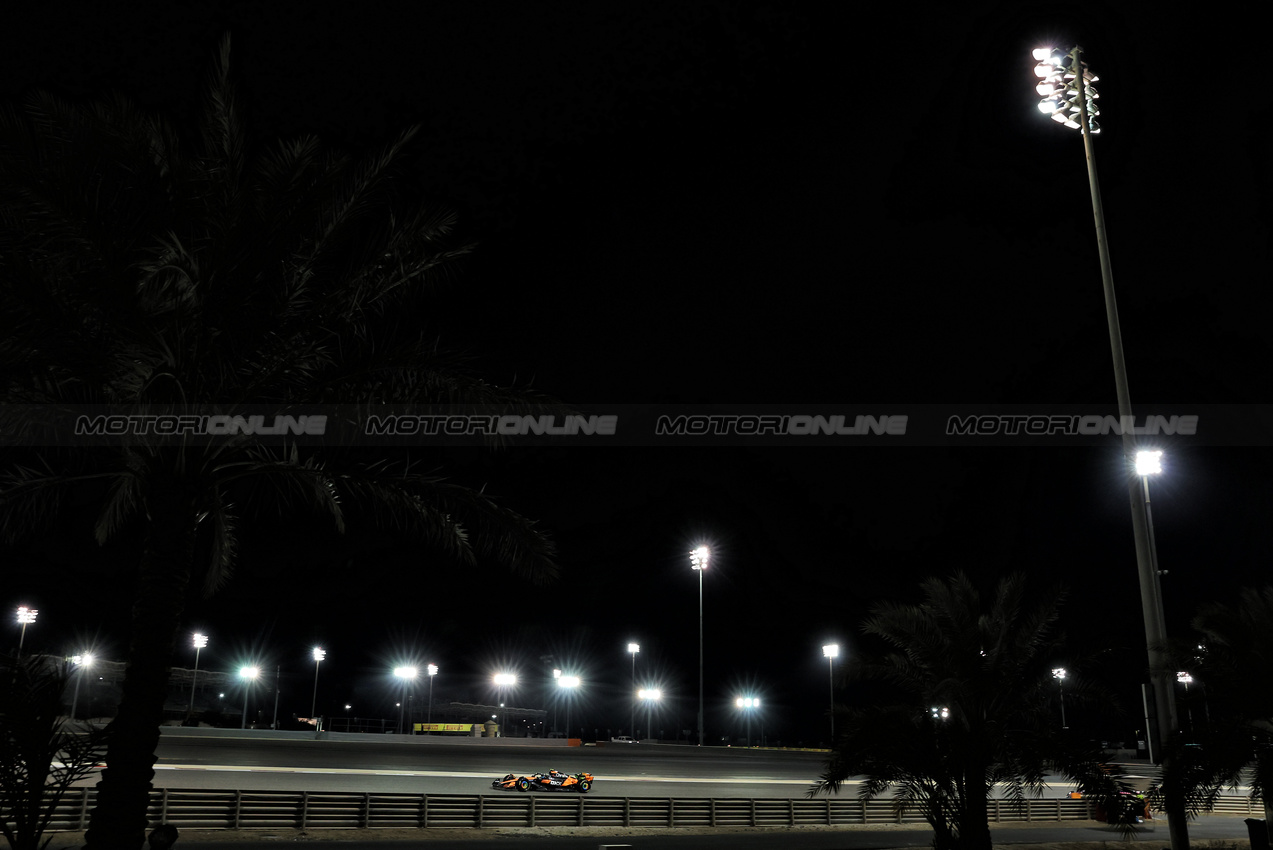 TEST BAHRAIN, Lando Norris (GBR) McLaren MCL39.

26.02.2025. Formula 1 Testing, Sakhir, Bahrain, Day One.

- www.xpbimages.com, EMail: requests@xpbimages.com © Copyright: Bearne / XPB Images