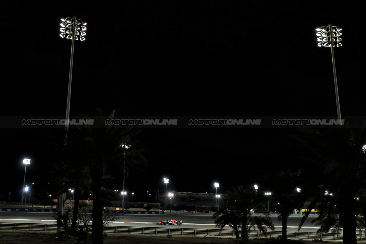 TEST BAHRAIN, Max Verstappen (NLD) Red Bull Racing RB21.

26.02.2025. Formula 1 Testing, Sakhir, Bahrain, Day One.

- www.xpbimages.com, EMail: requests@xpbimages.com © Copyright: Bearne / XPB Images