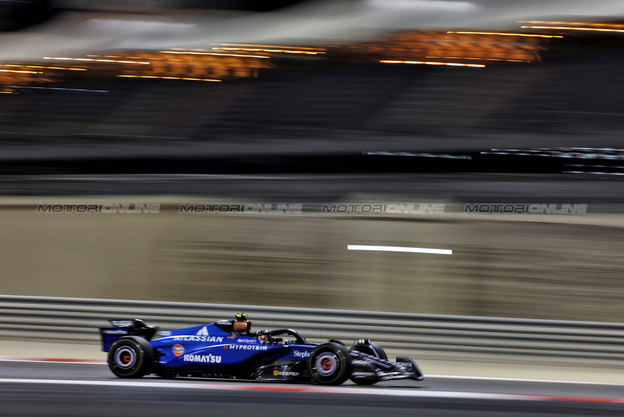 TEST BAHRAIN, Carlos Sainz (ESP) Atlassian Williams Racing FW46.

26.02.2025. Formula 1 Testing, Sakhir, Bahrain, Day One.

- www.xpbimages.com, EMail: requests@xpbimages.com © Copyright: Bearne / XPB Images