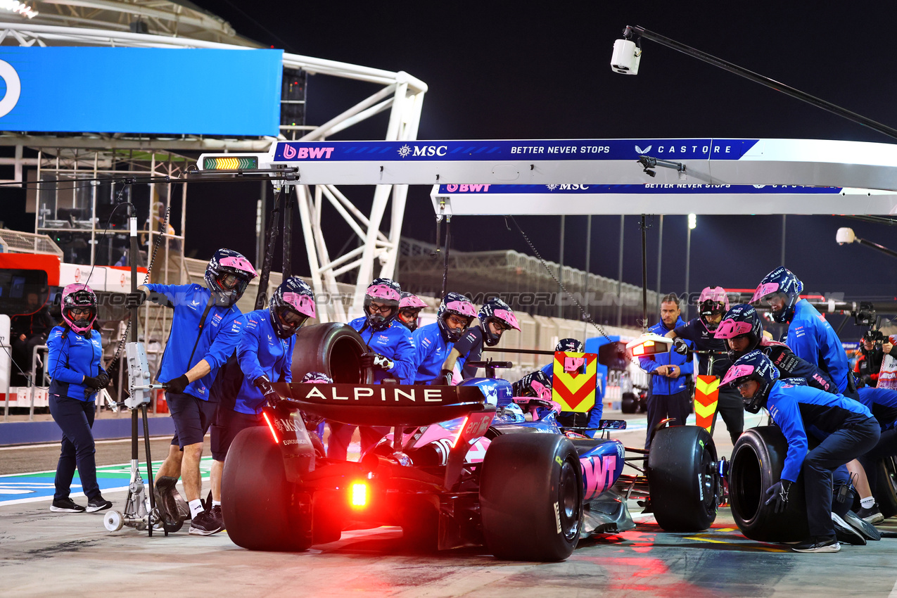 TEST BAHRAIN, Pierre Gasly (FRA) Alpine F1 Team A525 practices a pit stop.

26.02.2025. Formula 1 Testing, Sakhir, Bahrain, Day One.

- www.xpbimages.com, EMail: requests@xpbimages.com © Copyright: Batchelor / XPB Images